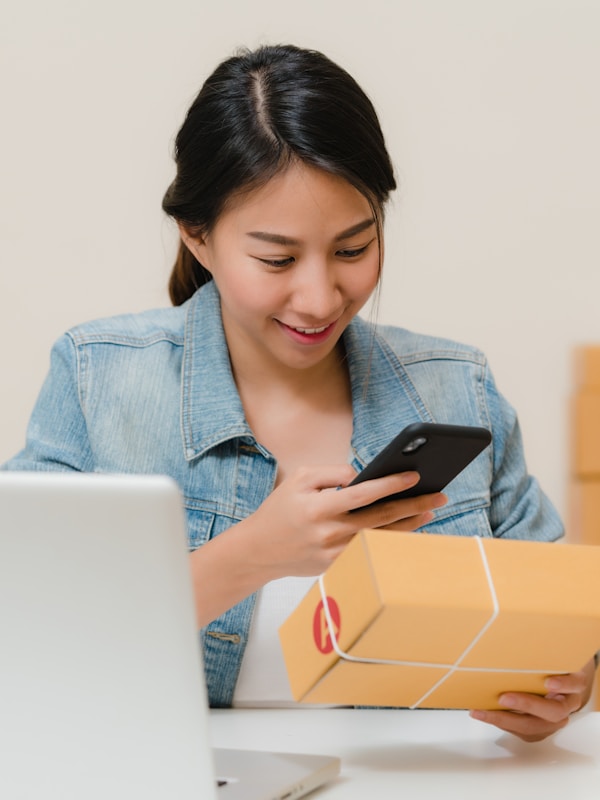 Propietaria de tienda online revisando su eCommerce