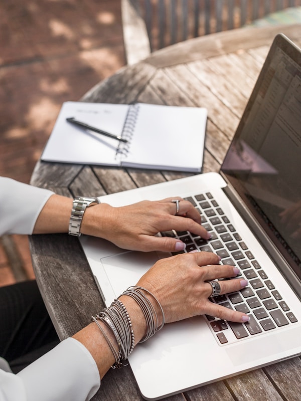 Formador online trabajando desde su academia