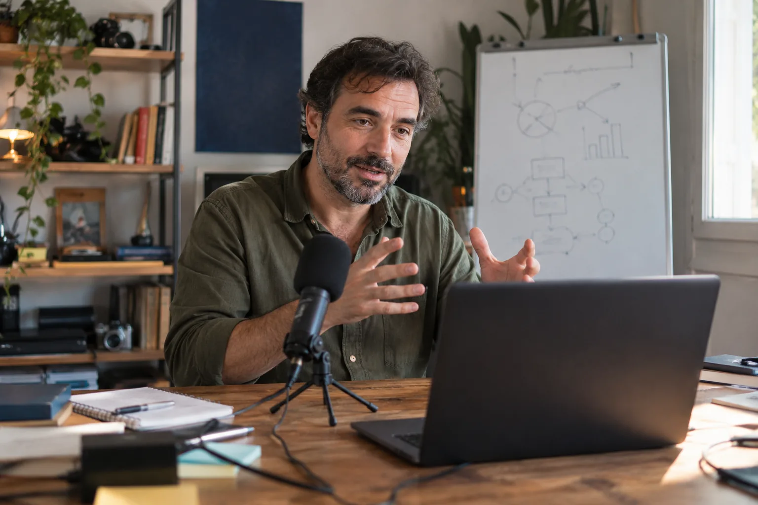Formador online grabando una clase desde su estudio mientras MOWOMO Care cuida su academia